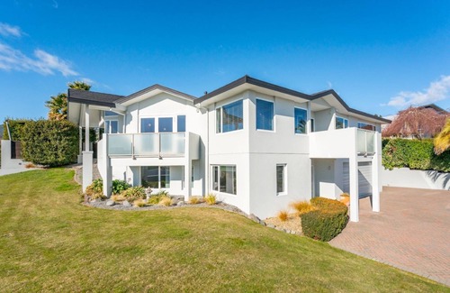 Waipahihi House | Haven @ the Heights - Taupo