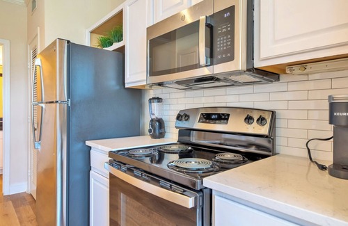 Houston Apartment | Haven With Patio + Gym & Pool and Garaged Parking