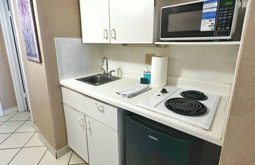 Daytona Beach Shores Apartment | Hawaiian Inn Studios