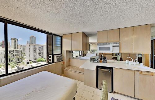 McCully - Moiliili Apartment | Hawaiian Monarch 1607 condo