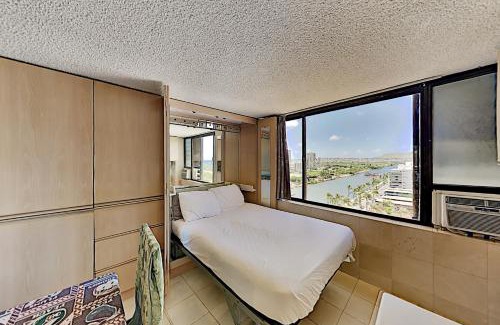 McCully - Moiliili Apartment | Hawaiian Monarch 1607 condo