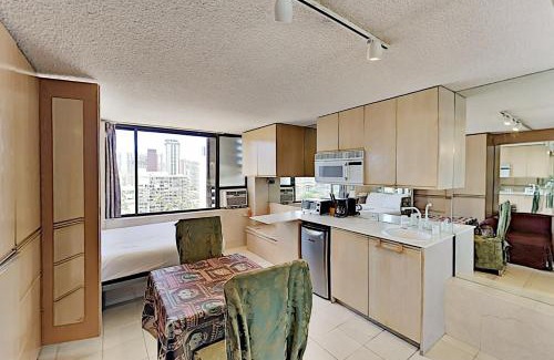McCully - Moiliili Apartment | Hawaiian Monarch 1607 condo