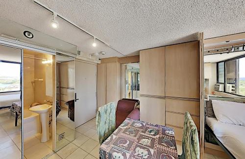 McCully - Moiliili Apartment | Hawaiian Monarch 1607 condo