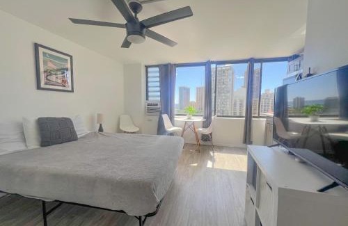 McCully - Moiliili Apartment | Hawaiian Monarch 1804 condo