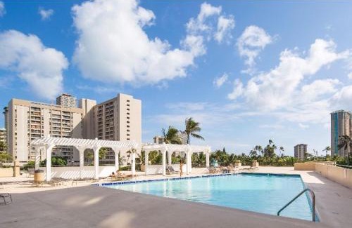 McCully - Moiliili Apartment | Hawaiian Monarch 1804 condo