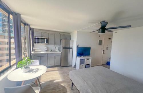McCully - Moiliili Apartment | Hawaiian Monarch 1804 condo
