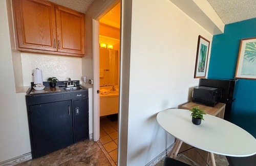 McCully - Moiliili Condo | Hawaiian Monarch 2508 Condo by RedAwning