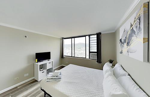 McCully - Moiliili Apartment | Hawaiian Monarch 3707B condo