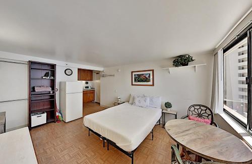McCully - Moiliili Apartment | Hawaiian Monarch 801 condo