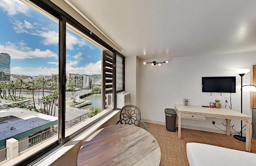 McCully - Moiliili Apartment | Hawaiian Monarch 801 condo