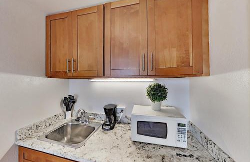 McCully - Moiliili Apartment | Hawaiian Monarch 801 condo