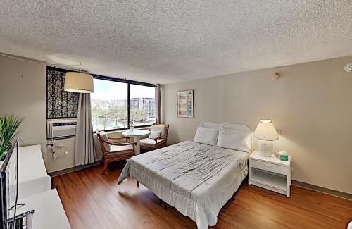 McCully - Moiliili Apartment | Hawaiian Monarch 916 condo