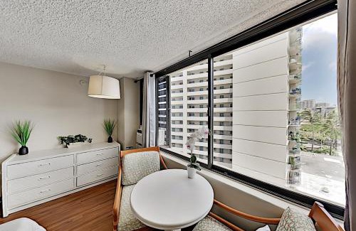 McCully - Moiliili Apartment | Hawaiian Monarch 916 condo