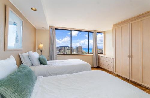 Waikiki Apartment | Hawaiian Monarch Penthouse 402