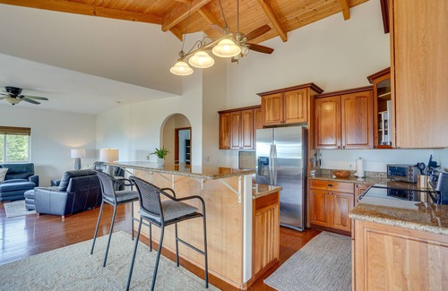 Papa House | Hawaiian Retreat w/Ocean Views in Captain Cook!