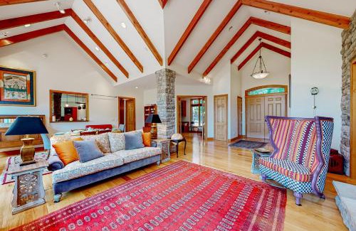 Eureka Springs House | Hawk Cove Manor