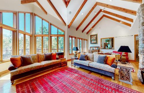 Eureka Springs House | Hawk Cove Manor