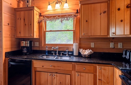 Topton Cabin | Hawk's Landing-Private Luxury Log Cabin Rental, Mountain Views, High Speed Internet, Hot Tub - 15 minutes from the NOC!