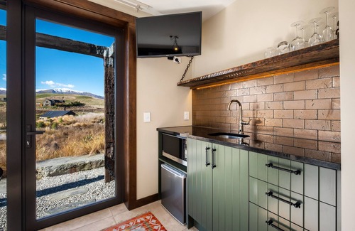 Lake Hayes Apartment | HawkRidge Honeymoon Alpine Suite - Spa Pool, Mountain views