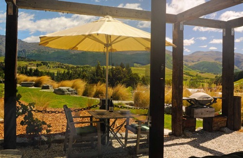 Lake Hayes Apartment | HawkRidge Honeymoon Alpine Suite - Spa Pool, Mountain views