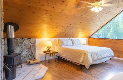 West Village House | Hawks Nest- Perfect Getaway In Shaver Lake