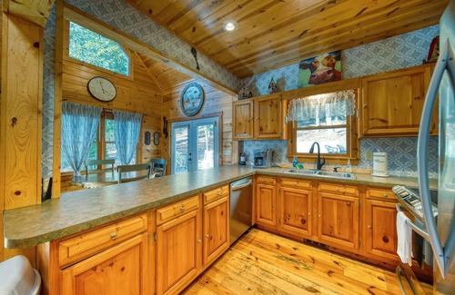 Suches Cabin | Hawks Whistle - Waterfall Nearby and Hot tub