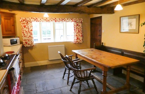 Dobcross Cottage | HAWKYARD'S COTTAGE, pet friendly, with a garden in Dobcross, Oldham