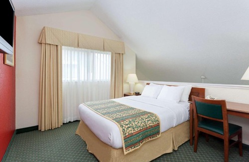 Detroit Hotel | Hawthorn Suites by Wyndham Dearborn/Detroit