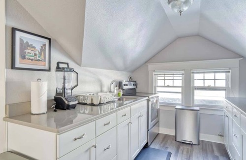 Creston - Kenilworth House | Hawthorne MultiUnit, 99 Walk Score,Remote Workers