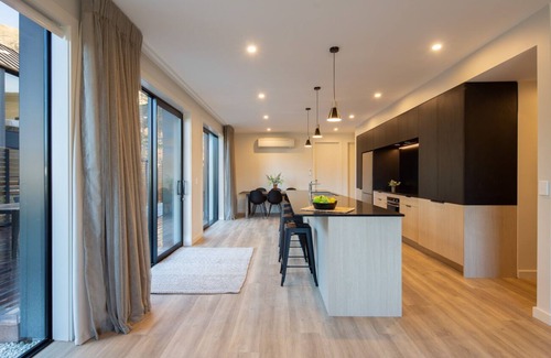 Lake Hayes House | Hayes Chalet, Alpine Escape 5BR Stay