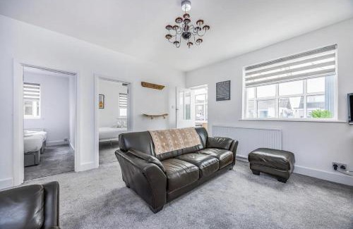 South Hayling House | Hayling Beach House with Parking Pass The Keys