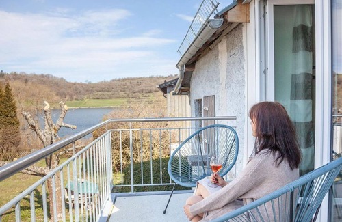 Schalkenmehren Apartment | Hayloft with balcony and view of the Maar for 1-2 persons. - Hof Krebs, vacation apartments