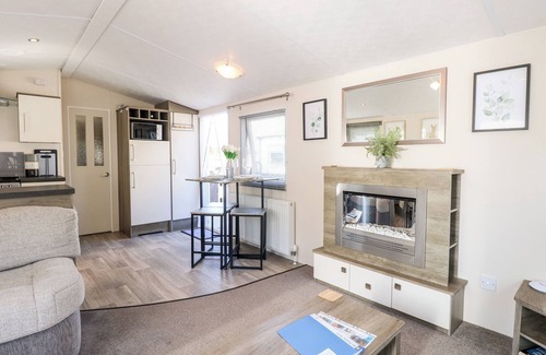 Hopton Cottage | HAZELL THORNE HIDEAWAY, pet friendly, with pool in Fritton