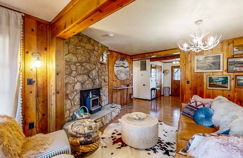 Roseburg House | Healing riverside sanctuary, firepit, library room