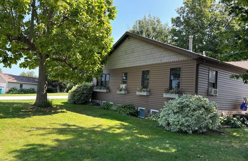 North East House | Heard it Through the Grapevine is a charming 3 - bedroom house in North East PA.