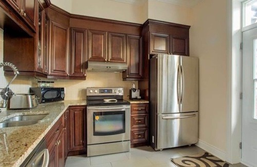 Milton Park House | Heart of downtown Prime location, indoor Parking CITQ# 299716