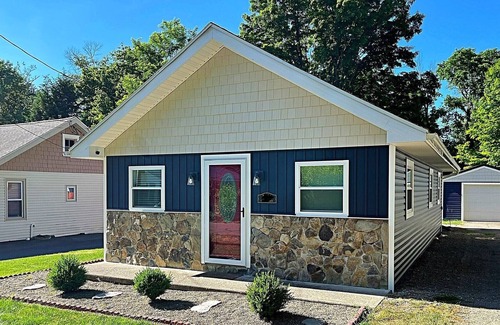 Conneaut Lakeshore Cottage | Heart of Conneaut Lake - Close2Water - Full Kitchen - Central A/C
