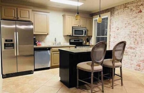 Laurel Apartment | Heart of Downtown, Southern comfort