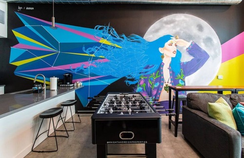 Santa Ana Apartment | Heart of DTSA☆Foosball ☆Mural Loft☆98 Wlkscr☆AC