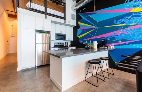 Santa Ana Apartment | Heart of DTSA☆Foosball ☆Mural Loft☆98 Wlkscr☆AC