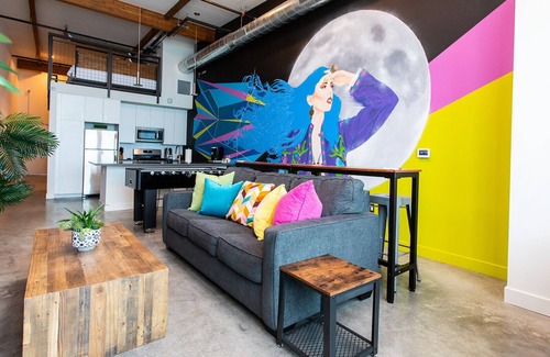 Santa Ana Apartment | Heart of DTSA☆Foosball ☆Mural Loft☆98 Wlkscr☆AC