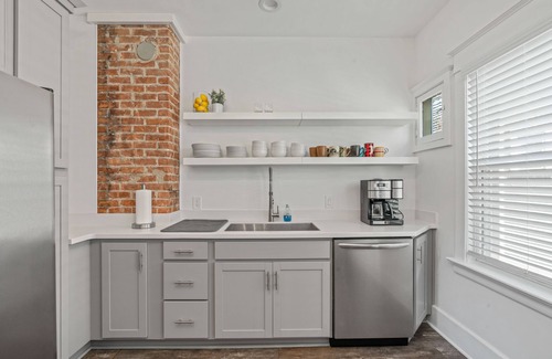 Bryant Apartment | *Heart of Elmwood Village cozy apartment*