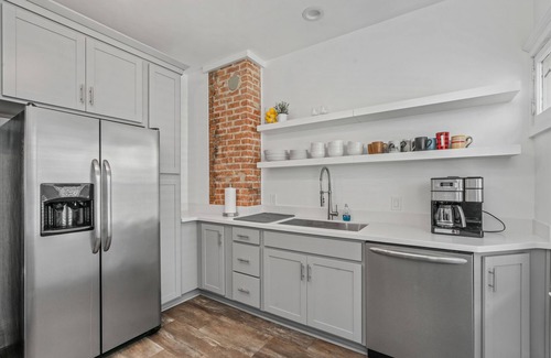 Bryant Apartment | *Heart of Elmwood Village cozy apartment*
