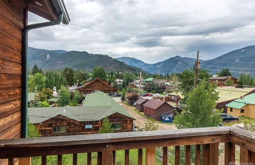 Grand Lake House | Heart of Grand Lake I Tri-Level TH I Bright and Stylish Mountain Contemporary!