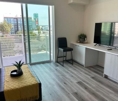 Hollywood Apartment | Heart of Hollywood-Walk of Fame 1bd Studio with View -Free parking, balcony, wifi, rooftop, gym, upscale amenities