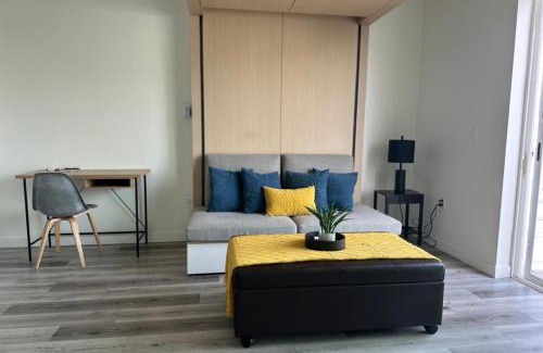 Hollywood Apartment | Heart of Hollywood-Walk of Fame 1bd Studio with View -Free parking, balcony, wifi, rooftop, gym, upscale amenities