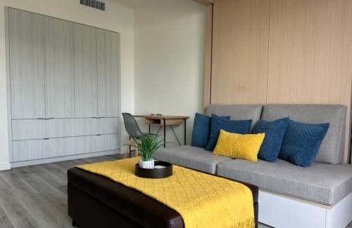 Hollywood Apartment | Heart of Hollywood-Walk of Fame 1bd Studio with View -Free parking, balcony, wifi, rooftop, gym, upscale amenities