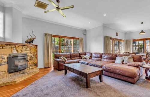 Merimbula Cabin | Heart Of Longpoint - Pet friendly and Fenced