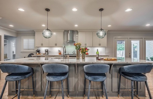 Tulsa House | Heart of Midtown Gem - Pickleball Court - Putting Green - 5 Bedrooms