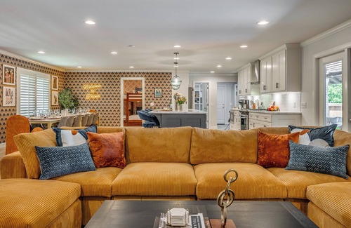 Tulsa House | Heart of Midtown Gem - Pickleball Court - Putting Green - 5 Bedrooms